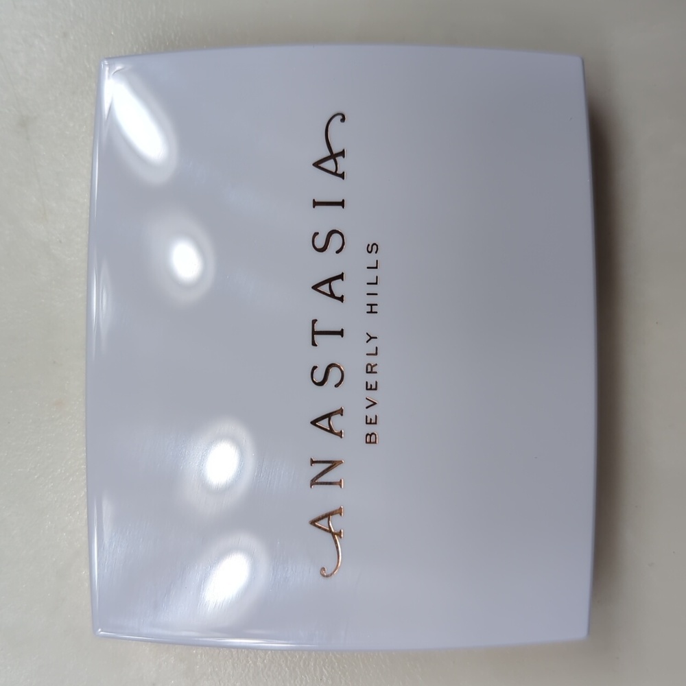 Anastasia Beverly Hills Iced Out Highlighter